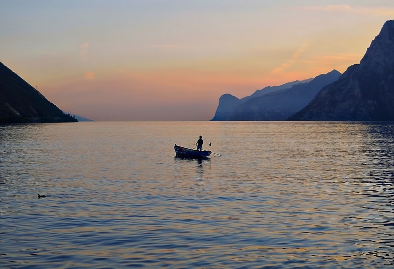 Ein Boot und Angler auf dem Gardasee