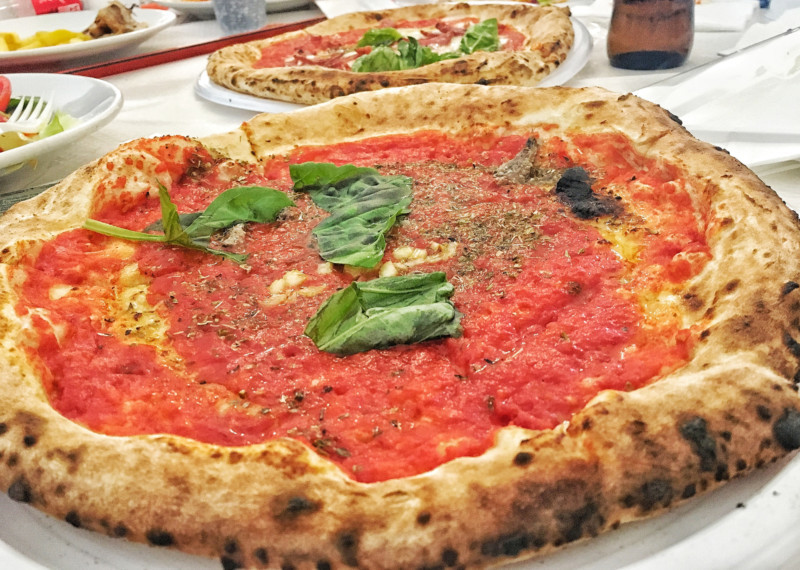 Eine typische handgemachte Pizza napoletana, Napoli, Italien