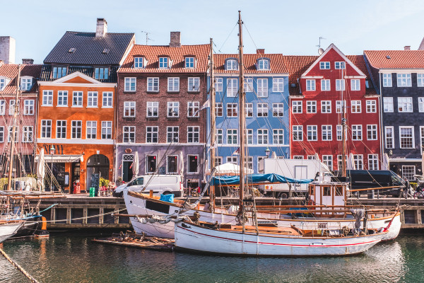 Typische dänische Häuser und traditionelle Segelbooten