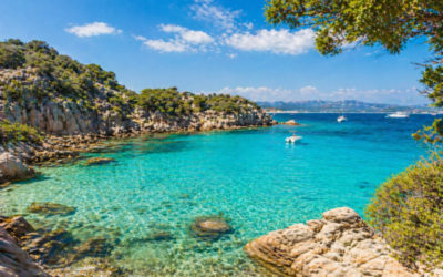 Wassersport auf Sardinien: Der komplette Guide für maritime Abenteuer im Mittelmeer