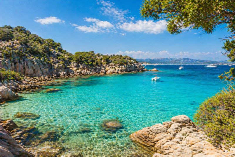 Wassersport auf Sardinien: Der komplette Guide für maritime Abenteuer im Mittelmeer
