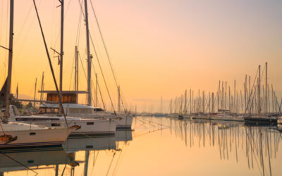 Welches Boot eignet sich am besten zum Segeln in Griechenland: Katamaran, Segelboot oder Motoryacht?