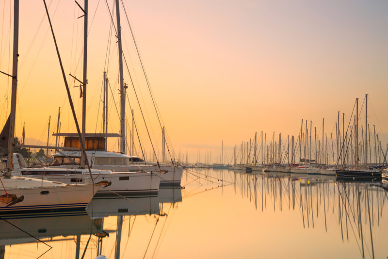 Welches Boot eignet sich am besten zum Segeln in Griechenland: Katamaran, Segelboot oder Motoryacht?