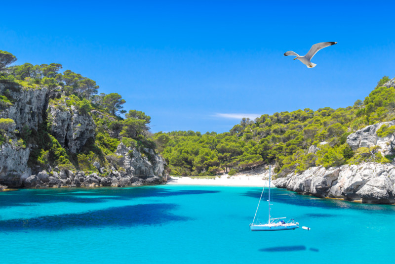 Das erste Mal ein Boot mieten auf Menorca: Ihr Leitfaden für den Einstieg auf dem Wasser