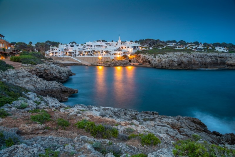 Mallorca vs. Menorca: Welche Baleareninsel eignet sich besser für Ihren Segelurlaub?