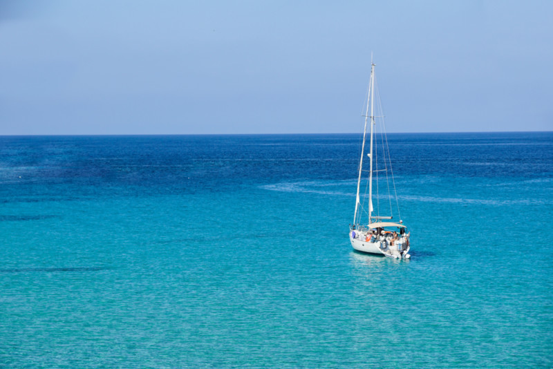 Ibiza vs. Mallorca: Welche Baleareninsel eignet sich besser für einen Törn?