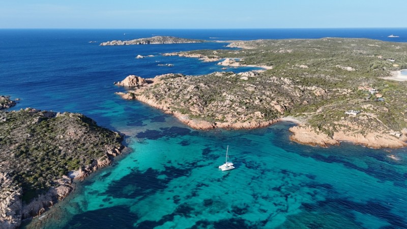 Versteckte Strände und Buchten auf Sardinien, die Sie mit dem Boot erreichen können