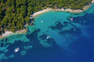 Luftaufnahme einer Mittelmeerbucht mit Posidonia-Seegraswiesen